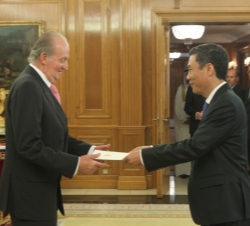 Su Majestad el Rey recibe las Cartas Credenciales del embajador de la República Socialista de Vietnam, Binh Nguyen Ngoc